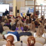 spotkanie prozdrowotne w auli hotelowej.