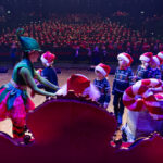 Uroczystość w filharmonii z udziałem kilkuset dzieci.