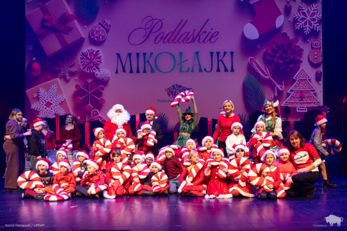 Uroczystość w filharmonii z udziałem kilkuset dzieci.