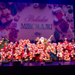 Uroczystość w filharmonii z udziałem kilkuset dzieci.