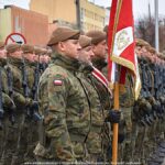 Uroczystości z udziałem żołnierzy na placu przed rauszem.