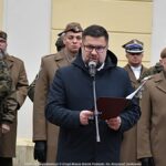 Uroczystości z udziałem żołnierzy na placu przed rauszem.