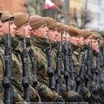 Uroczystości z udziałem żołnierzy na placu przed rauszem.