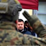 Uroczystości z udziałem żołnierzy na placu przed rauszem.