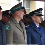 Uroczystości z udziałem żołnierzy na placu przed rauszem.