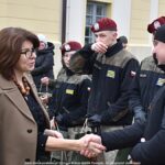 Uroczystości z udziałem żołnierzy na placu przed rauszem.