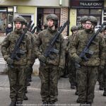 Uroczystości z udziałem żołnierzy na placu przed rauszem.