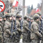 Uroczystości z udziałem żołnierzy na placu przed rauszem.