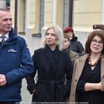 Uroczystości z udziałem żołnierzy na placu przed rauszem.