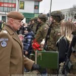 Uroczystości z udziałem żołnierzy na placu przed rauszem.