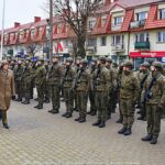 Uroczystości z udziałem żołnierzy na placu przed rauszem.