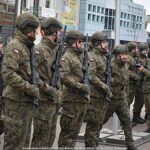 Uroczystości z udziałem żołnierzy na placu przed rauszem.