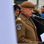 Uroczystości z udziałem żołnierzy na placu przed rauszem.