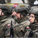 Uroczystości z udziałem żołnierzy na placu przed rauszem.