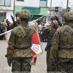 Uroczystości z udziałem żołnierzy na placu przed rauszem.