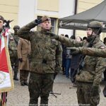 Uroczystości z udziałem żołnierzy na placu przed rauszem.