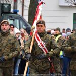 Uroczystości z udziałem żołnierzy na placu przed rauszem.