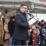 Uroczystości z udziałem żołnierzy na placu przed rauszem.