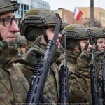 Uroczystości z udziałem żołnierzy na placu przed rauszem.