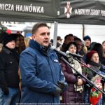 Uroczystości z udziałem żołnierzy na placu przed rauszem.