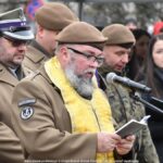 Uroczystości z udziałem żołnierzy na placu przed rauszem.