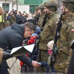 Uroczystości z udziałem żołnierzy na placu przed rauszem.