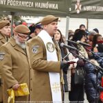 Uroczystości z udziałem żołnierzy na placu przed rauszem.