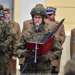 Uroczystości z udziałem żołnierzy na placu przed rauszem.