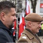 Uroczystości z udziałem żołnierzy na placu przed rauszem.