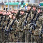 Uroczystości z udziałem żołnierzy na placu przed rauszem.