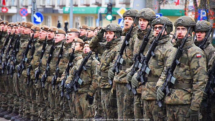 Uroczystości z udziałem żołnierzy na placu przed rauszem.