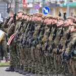 Uroczystości z udziałem żołnierzy na placu przed rauszem.