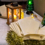 Opłatki i lampa na stole.