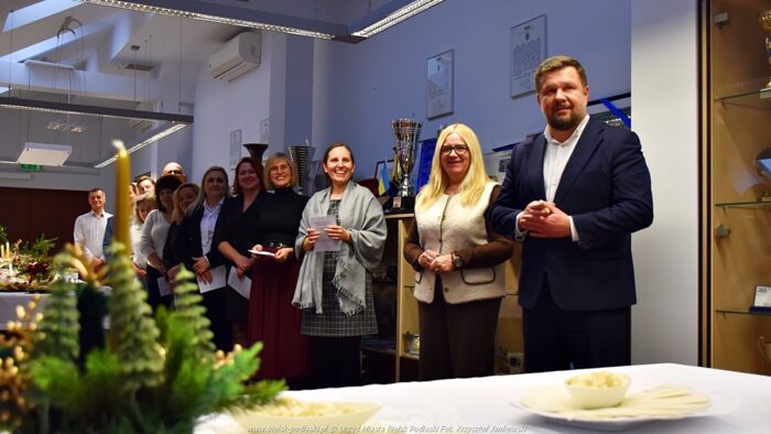 Goście i pracownicy podczas świątecznego spotkania opłatkowego.