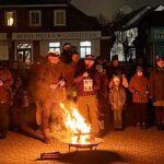 Uroczystość przekazania ognia z Betlejem przed ratuszem.
