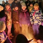 Uroczystość przekazania ognia z Betlejem przed ratuszem.