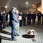 Uroczystość przekazania ognia z Betlejem przed ratuszem.