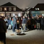 Uroczystość przekazania ognia z Betlejem przed ratuszem.