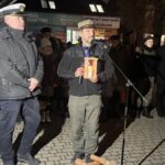 Uroczystość przekazania ognia z Betlejem przed ratuszem.