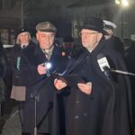 Uroczystość przekazania ognia z Betlejem przed ratuszem.