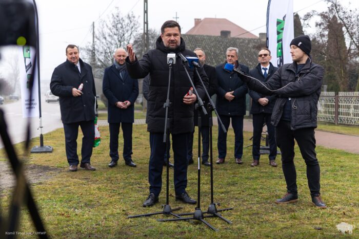 Plenerowa konferencja prasowa.