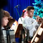 Młodzi artyści na scenie podczas występu.