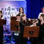 Młodzi artyści na scenie podczas występu.