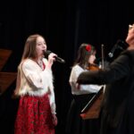 Młodzi artyści na scenie podczas występu.