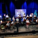 Młodzi artyści na scenie podczas występu.