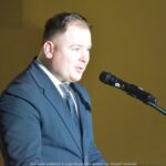 Przemawiający mężczyzna