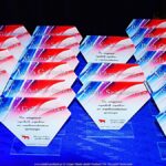 Kolorowe statuetki na stole.