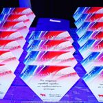 Kolorowe statuetki na stole.