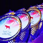 Kolorowe statuetki na stole.