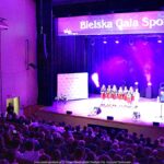 Szeroki plan sali ze sceną.